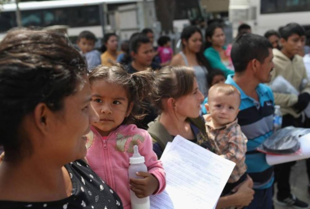 Arrancar a los niños de brazos de sus padres; la severa medida para desalentar a los migrantes