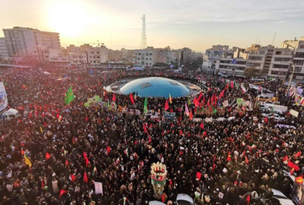 Con banderas de 'venganza severa' marea humana rinde homenaje a Qasem Soleimani   