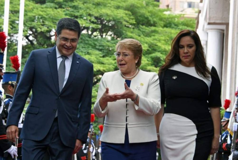Ana García de Hernández se luce con hermoso y tallado vestido durante visita de Bachelet