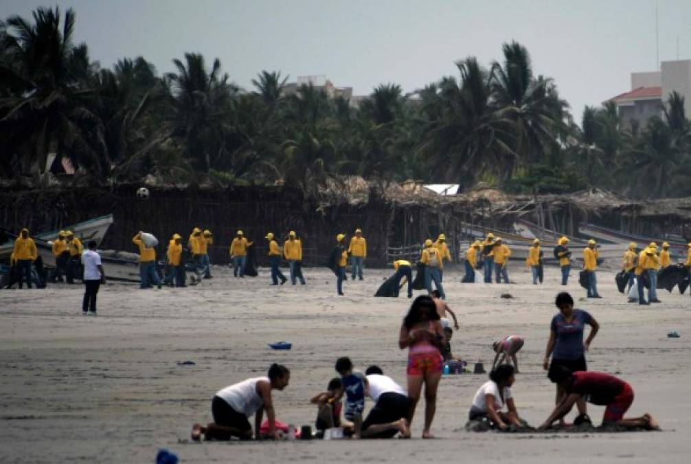 FOTOS: Así limpian las playas, presos salvadoreños antes de la Semana Santa