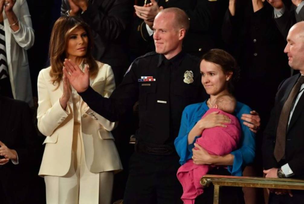 Elegante Melania Trump llega sola al discurso sobre Estado de la Unión en el Congreso