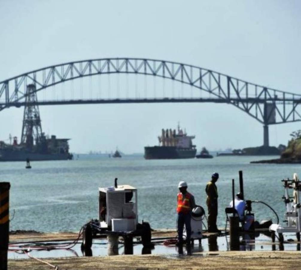 Panamá y EEUU firman memorando para vigilar el tránsito por el Canal