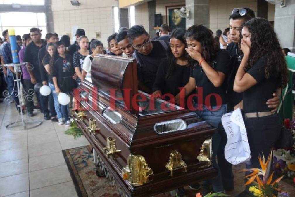 FOTOS: Dramática despedida al profesor Mario Morazán, asesinado en el Instituto Técnico Honduras