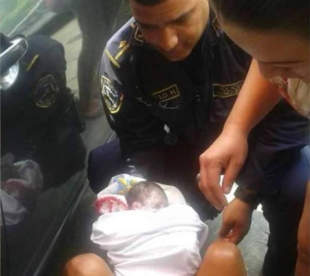 Policía hondureño atiende parto en acera
