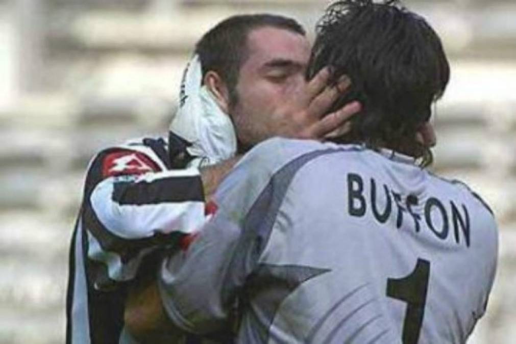 Fotos: Futbolistas que han puesto en entredicho su sexualidad con comprometedores momentos