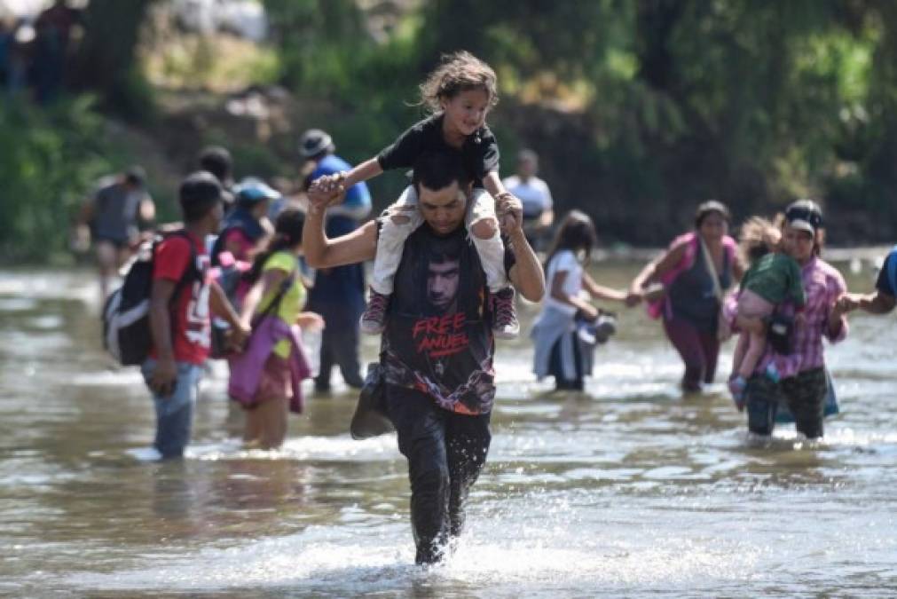 15 fotos impactantes de la caravana migrante recibida con gas lacrimógeno