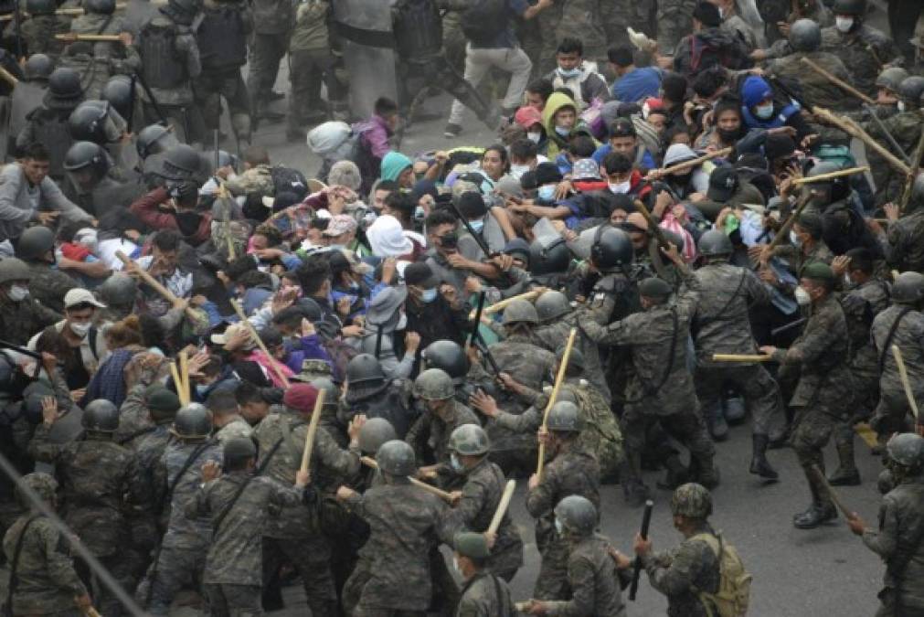 Empujones, golpes y gas lacrimógeno: Así fue la represión a la caravana migrante en Guatemala