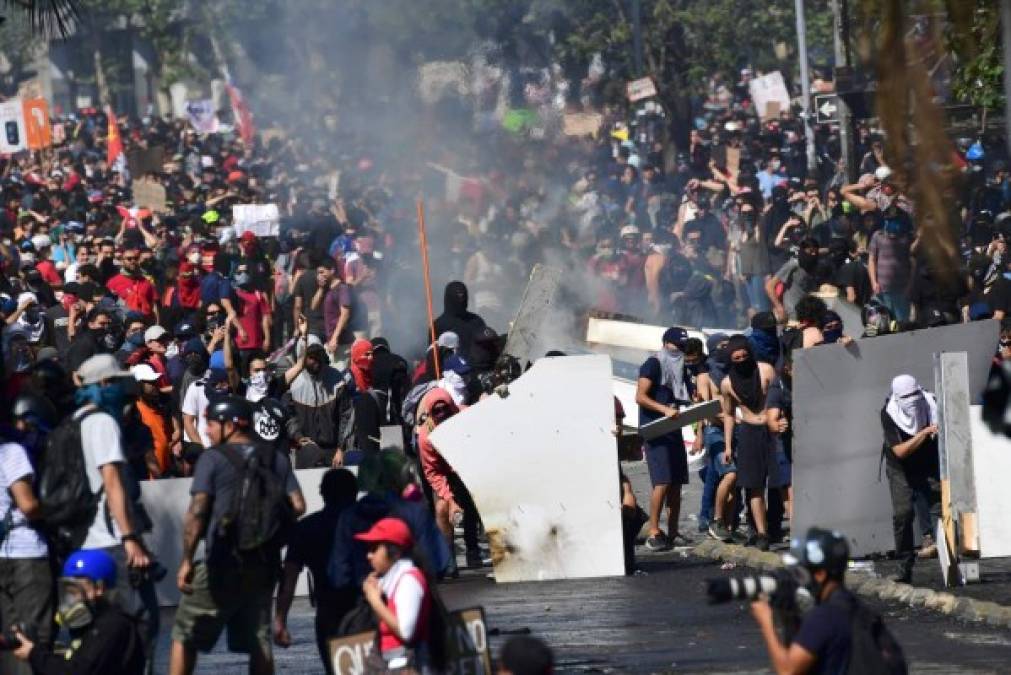 FOTOS: Miles marchan en quinta jornada de protestas en Chile