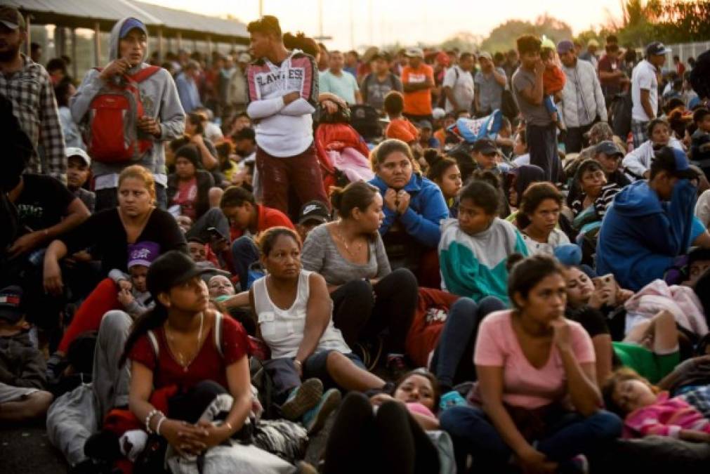 'Le pedimos a AMLO que nos abra las puertas', migrantes en puente fronterizo