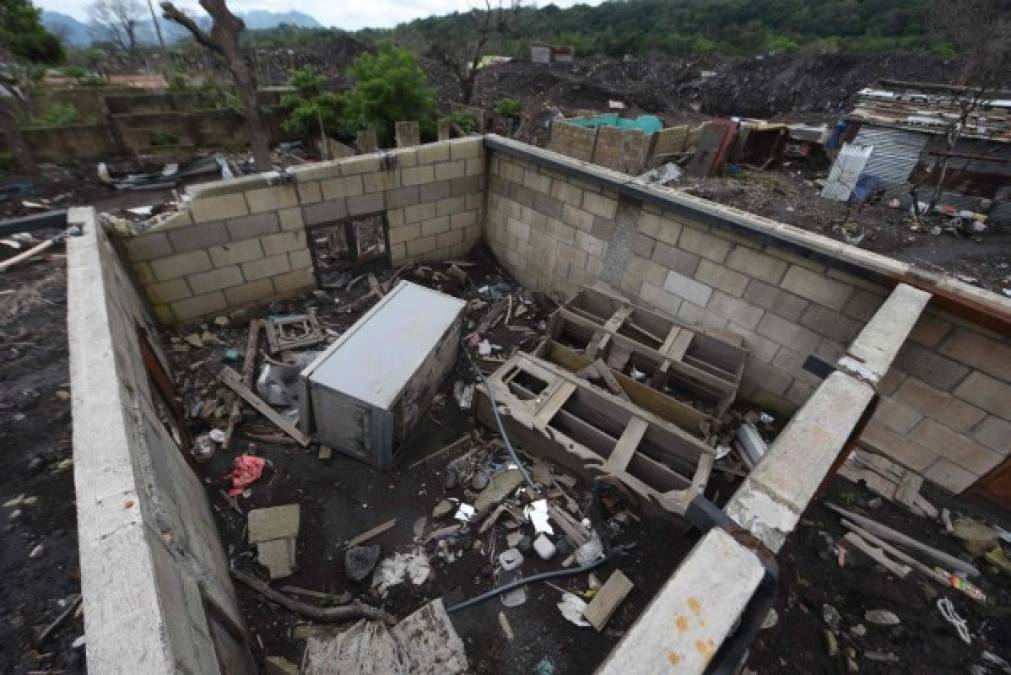 Ruinas, dolor y soledad, las imágenes de Guatemala a un año del volcán de Fuego