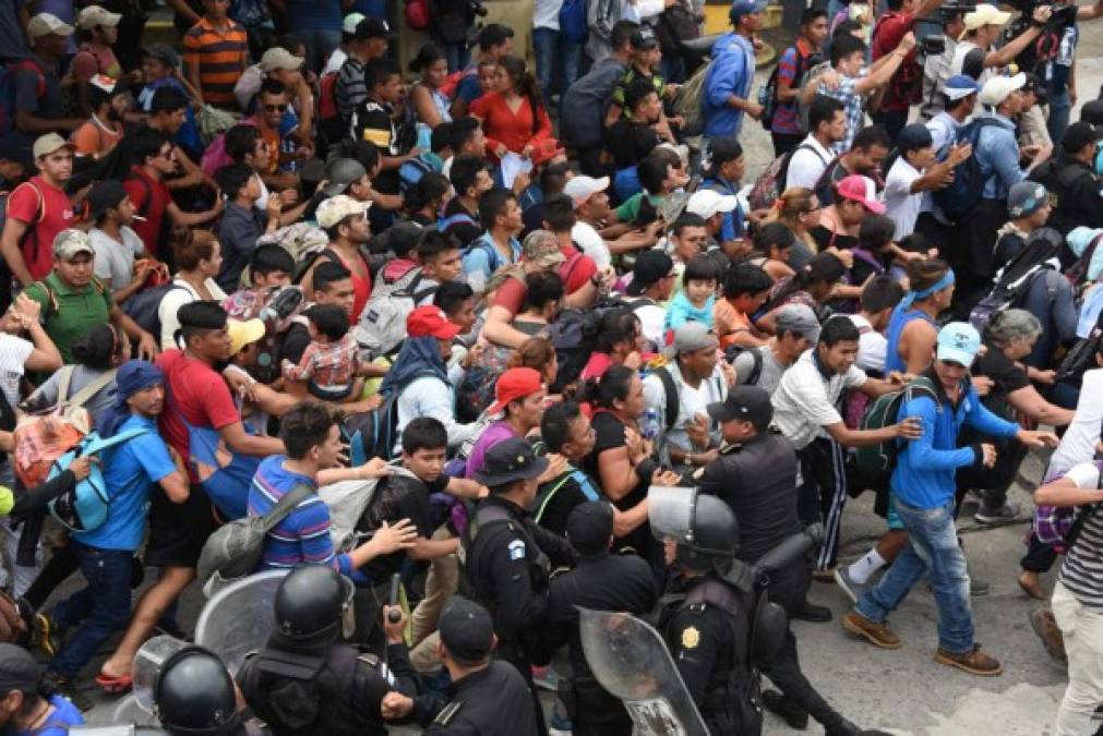 FOTOS: Así fue el momento en el que la caravana migrante de hondureños rompió los portones e ingresó a México