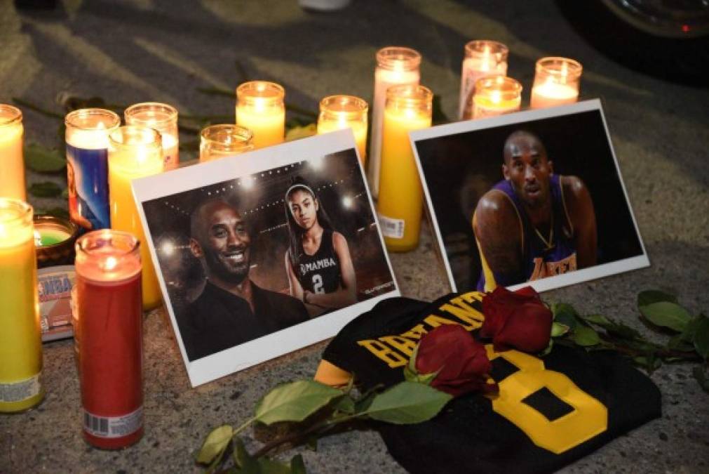 Llanto, flores y desconsuelo: fans rinden homenaje a Kobe Bryant (FOTOS)