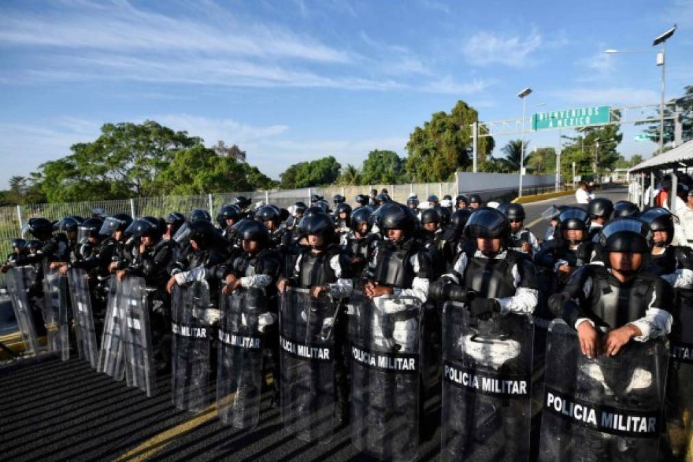 'Le pedimos a AMLO que nos abra las puertas', migrantes en puente fronterizo