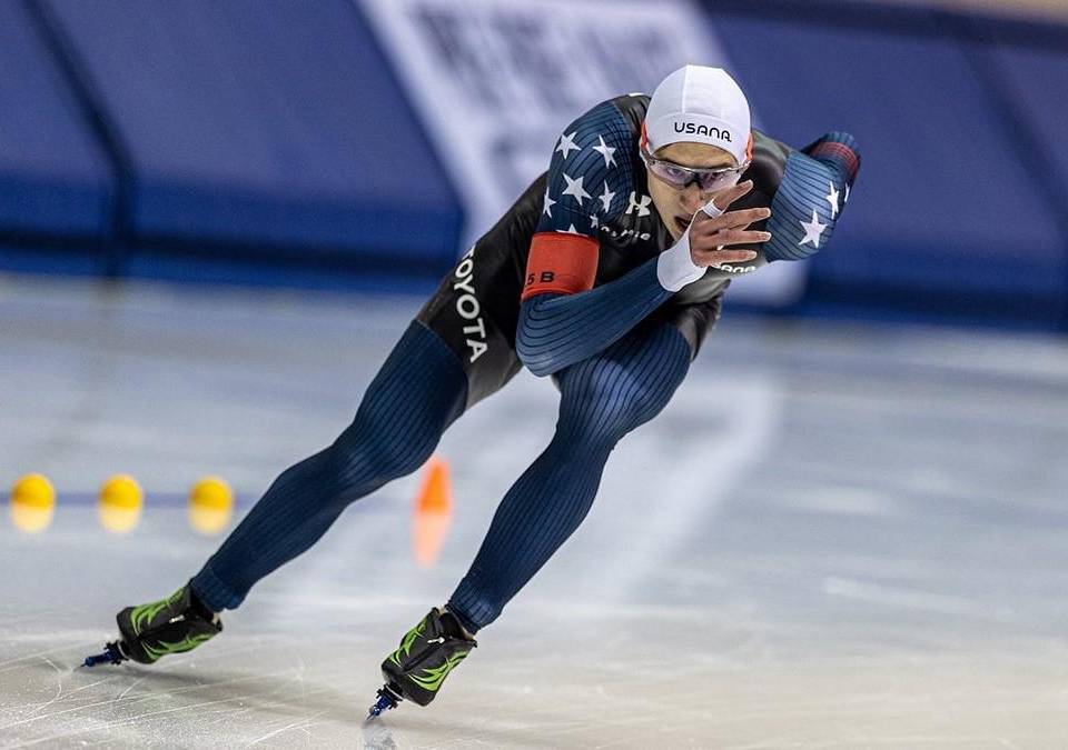 Jordan Stolz ganó el evento masculino de 500 m en el Campeonato Mundial de Patinaje de Velocidad ISU 2023 en Heerenveen, Países Bajos, el viernes para convertirse en el campeón mundial de distancia individual más joven de la historia.