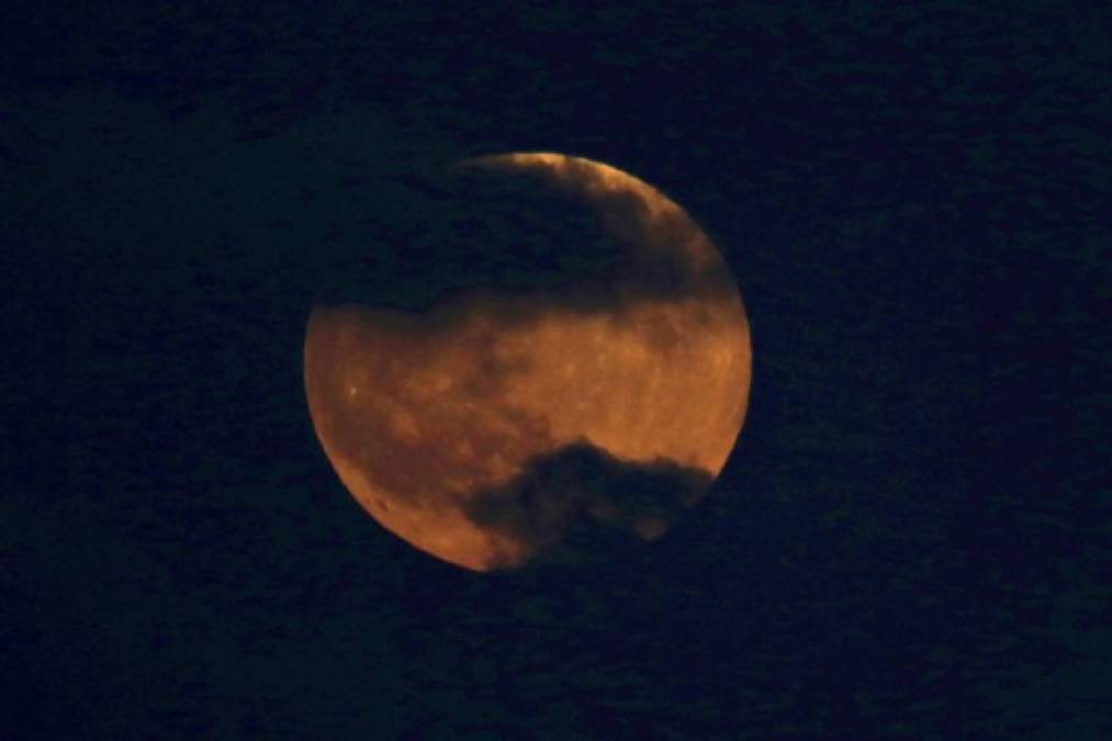 Así se ve el eclipse lunar más largo del siglo, alrededor del mundo (Fotos)