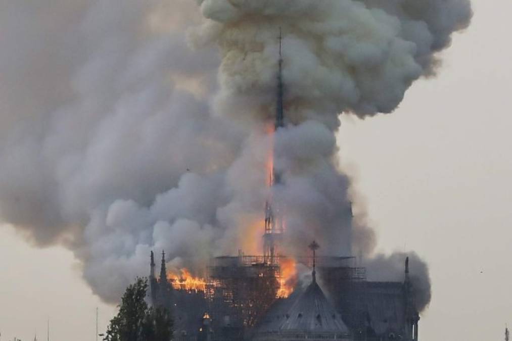 Las impactantes imágenes del pavoroso incendio de la catedral de Notre Dame de París