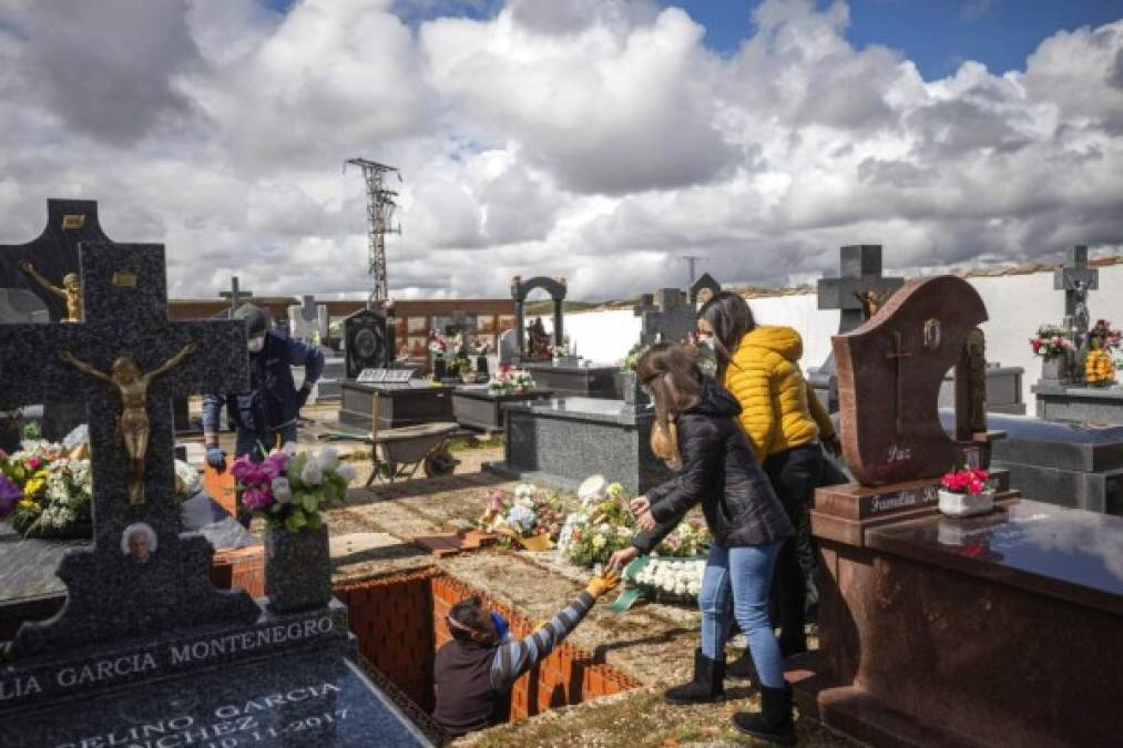 FOTOS: Una España de luto continúa sumando miles de muertos por Covid-19