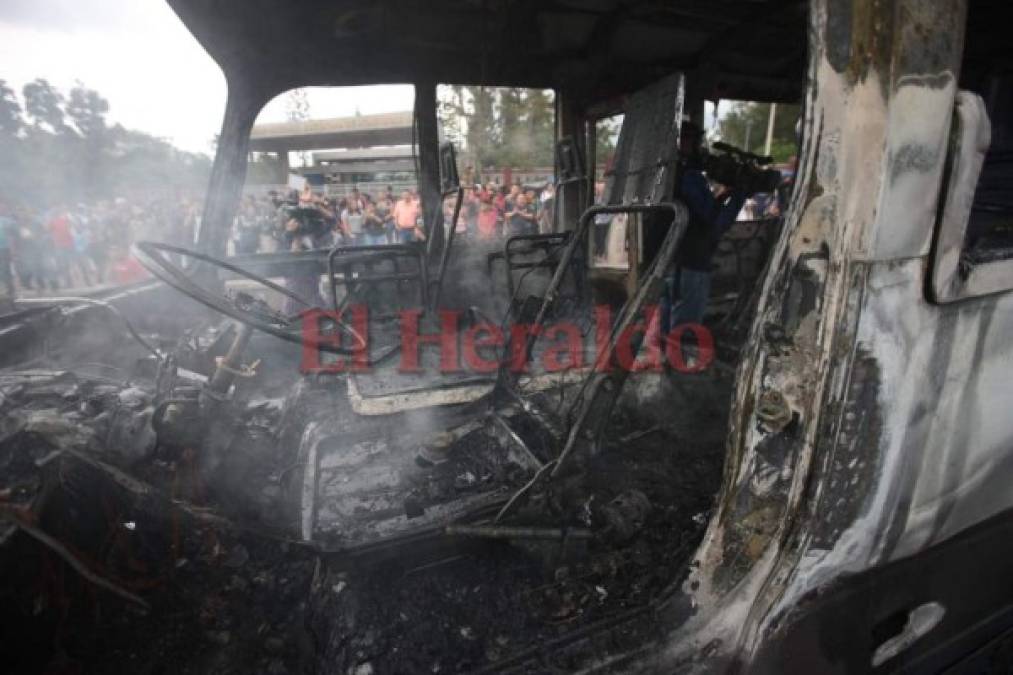 Las impactantes imágenes que dejó el incendio de tres buses rapiditos enfrente de la UNAH