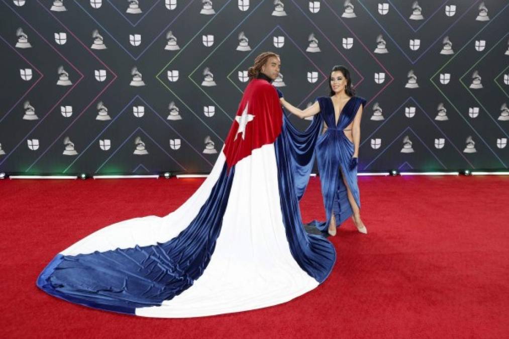 En Imágenes: famosos que se robaron las miradas en los Latin Grammy 2021