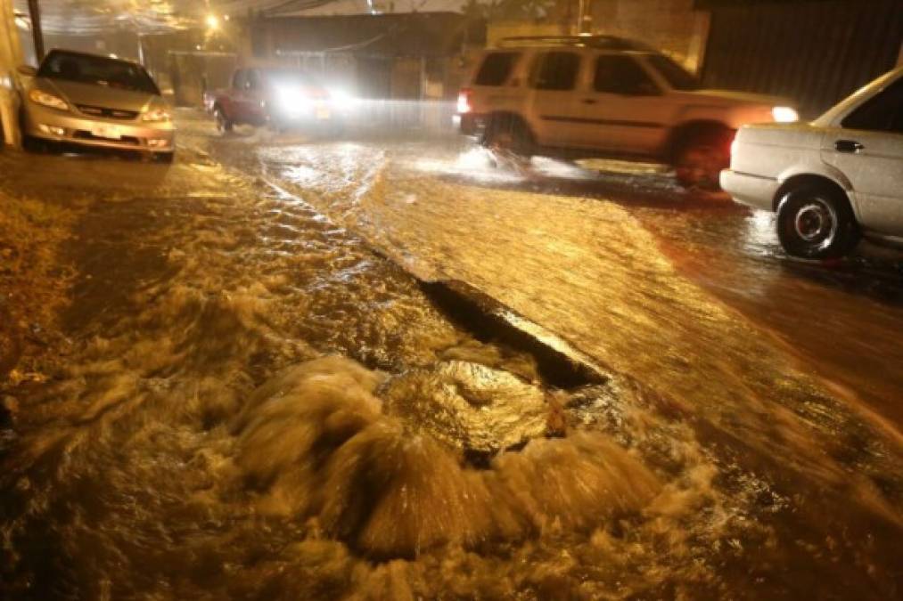 Fotos: Fuertes lluvias azotan calles y avenidas de Tegucigalpa