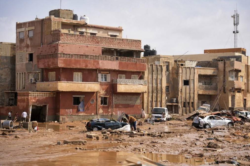 “Barrios enteros fueron arrastrados con todo y gente al mar”: miles de muertos en Libia por inundaciones