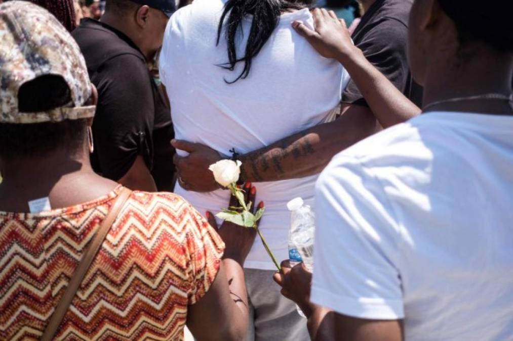 FOTOS: Familiares lloran la muerte de víctimas de tiroteos en Texas y Ohio