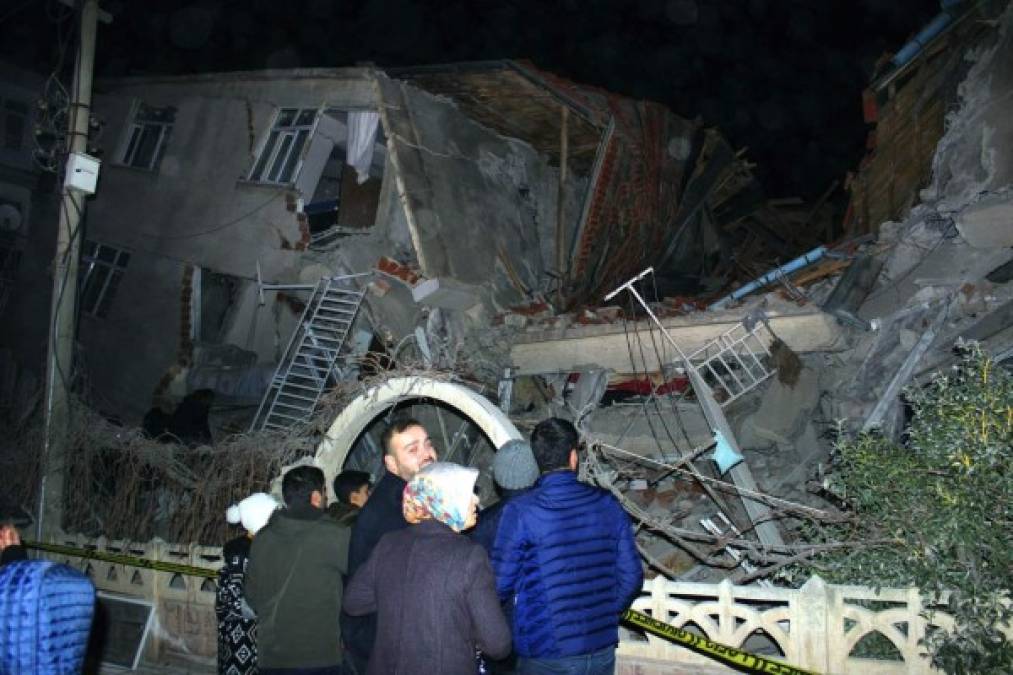 Las imágenes tras sismo de 6.8 grados que enluta a Turquía; cifra de muertos asciende a 14