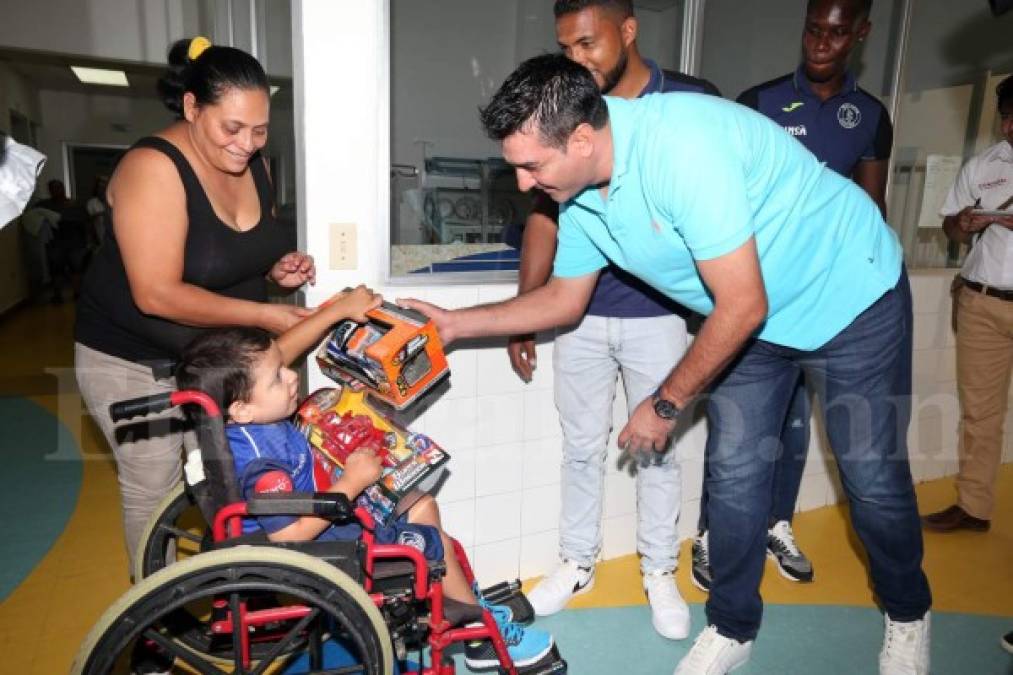 Motagua llena de alegría al pequeño José Luis Castellanos, un niño que sufre hemofilia