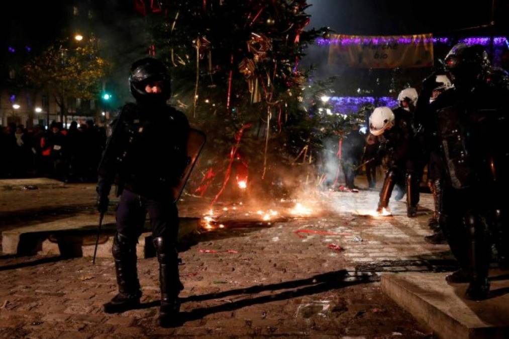 FOTOS: Disturbios y miles de personas en las calles de Francia contra reforma de pensiones