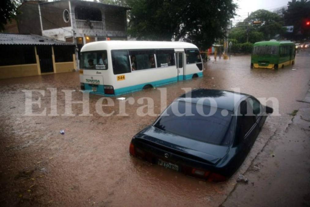 Dramático rescate de pasajeros de bus en la Kennedy tras inundación por lluvias