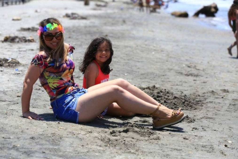 Bellas hondureñas cierran con broche de oro Semana Santa en las playas del norte