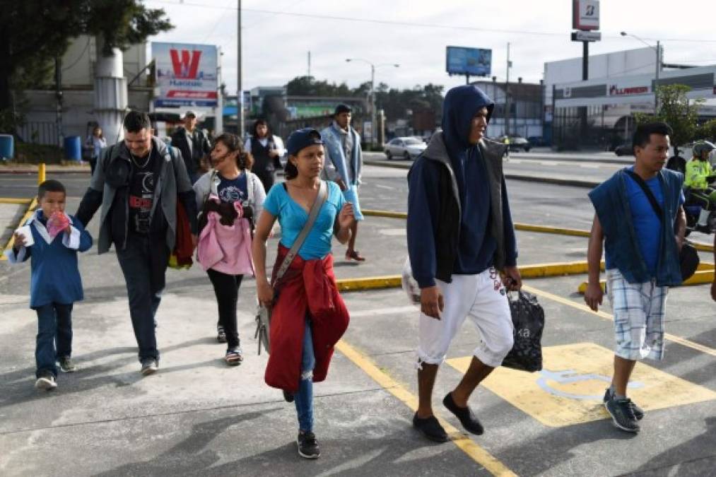 Entre el frío, la zozobra y la angustia pasa la noche la caravana de migrantes en Guatemala