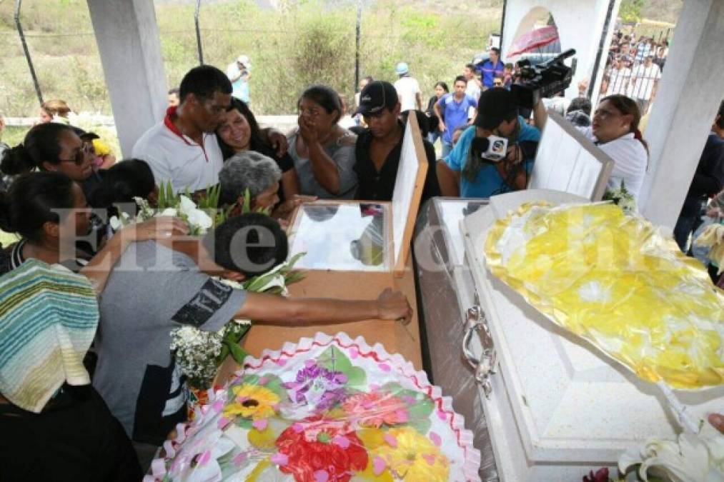 Las tristes escenas que dejó el entierro de las víctimas de masacre en la Villanueva