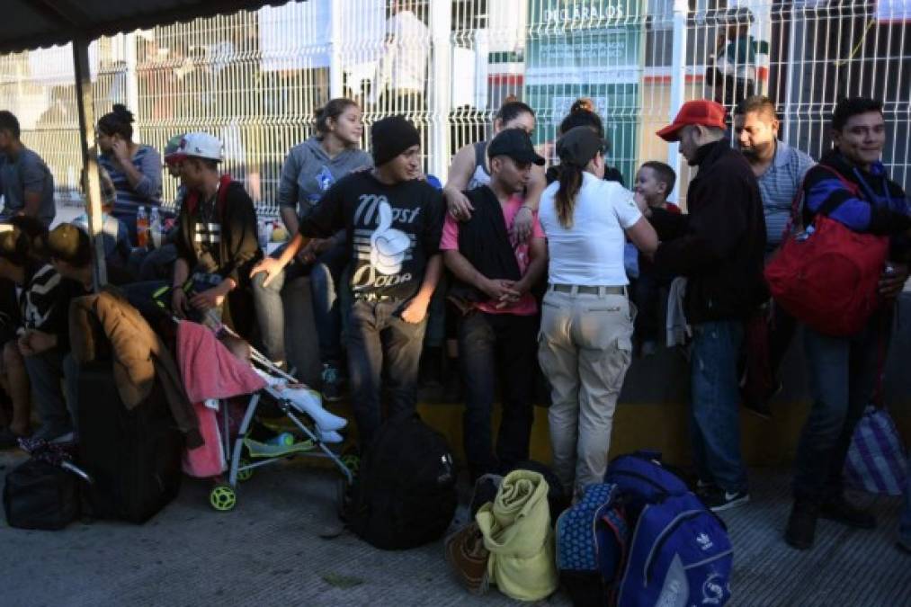 FOTOS: Con brazaletes en sus manos identifican a mujeres, hombres y niños de la caravana migrante en México