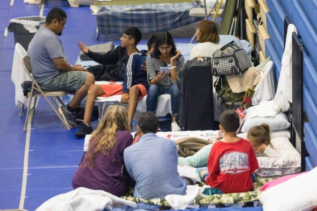 Abarrotados lucen los albergues de Texas tras el paso de Harvey