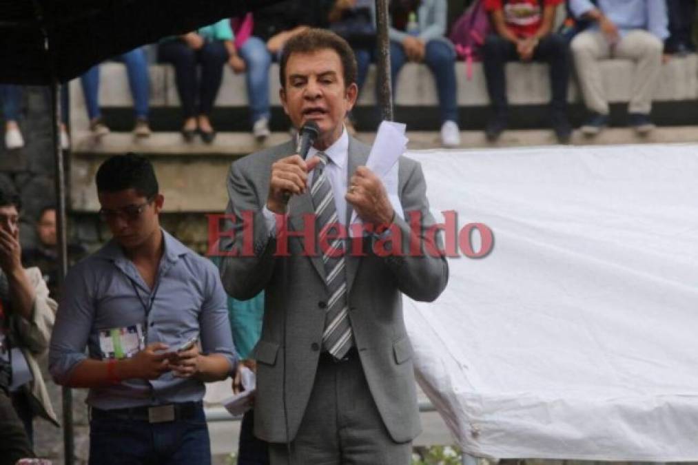 Con aplausos y ovaciones recibieron a Nasralla estudiantes de la UNAH