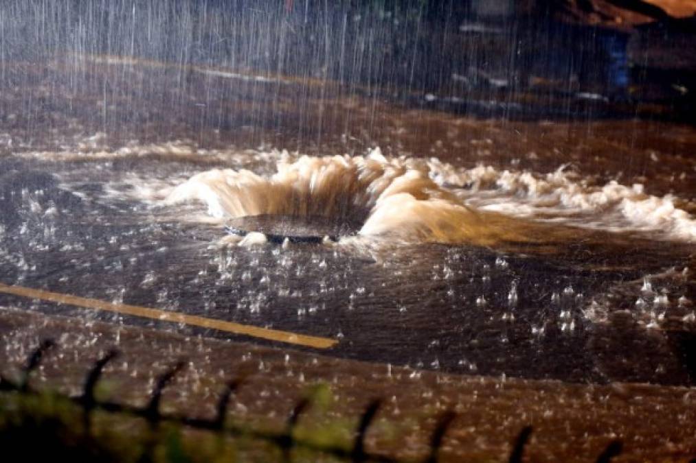 Copiosa lluvia inunda algunas calles de Tegucigalpa