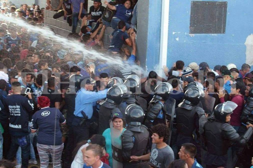 Fotos: Así ocurrió la mortal avalancha en el estadio Nacional durante la final del fútbol de Honduras