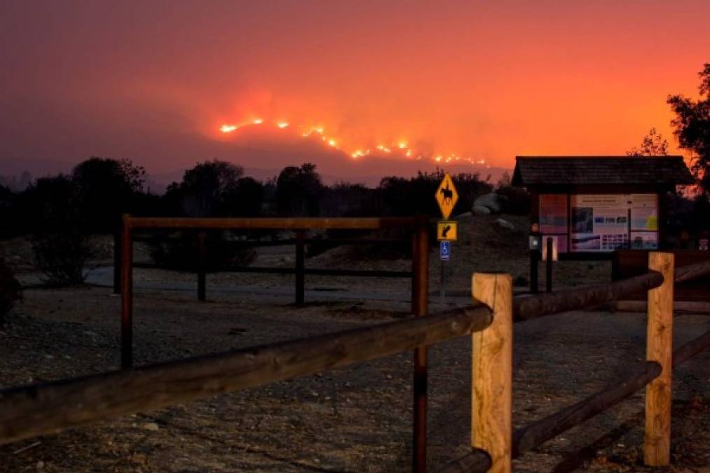 Imágenes del voraz incendio forestal que amenaza a California