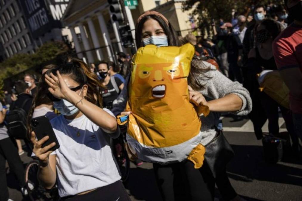 Miles festejan en alrededores de la Casa Blanca al grito de 'fuera Trump'