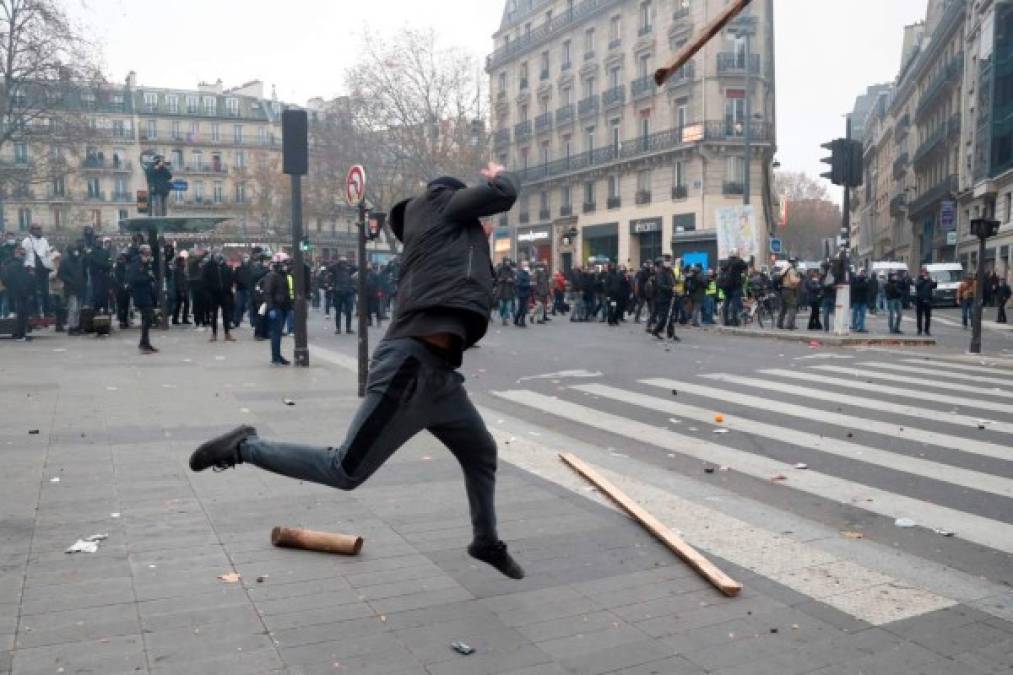 FOTOS: Disturbios y miles de personas en las calles de Francia contra reforma de pensiones