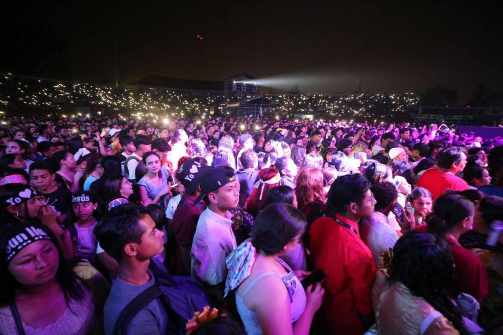 Evangélicos reciben la Semana Santa con masivo concierto en la capital