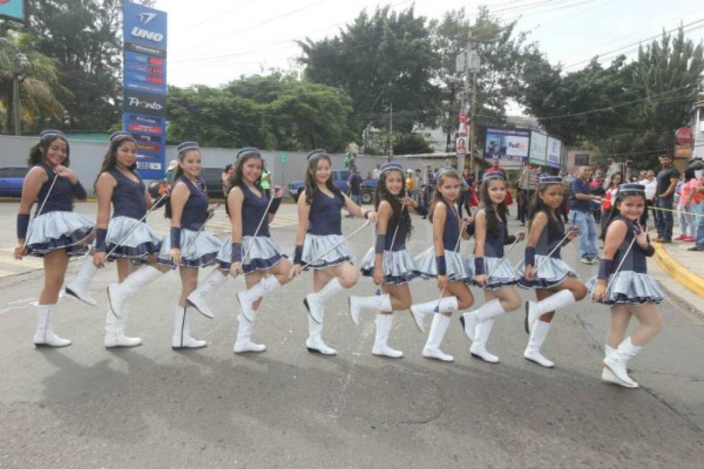 Estudiantes de primaria llenan de civismo la capital de Honduras