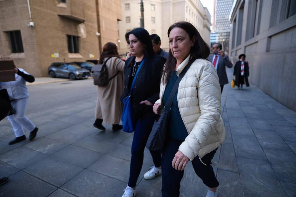 Apresuradas y tristes: hermanas de la ex primera dama, Ana García, tras presenciar veredicto de JOH