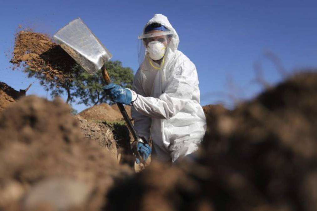 FOTOS: Cementerios saturados ante miles de muertos por coronavirus