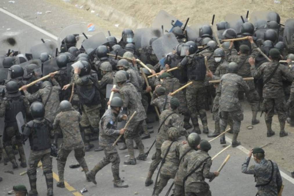 Empujones, golpes y gas lacrimógeno: Así fue la represión a la caravana migrante en Guatemala