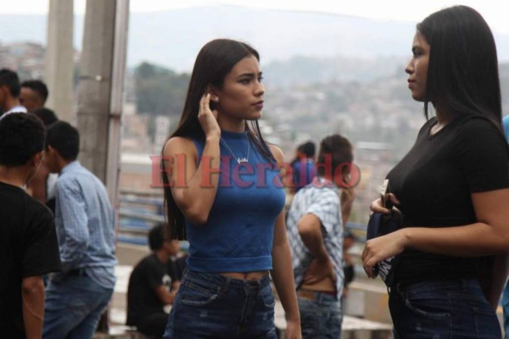 Bellas chicas adornan la final de ida Motagua vs Marathón en el Nacional de Tegucigalpa