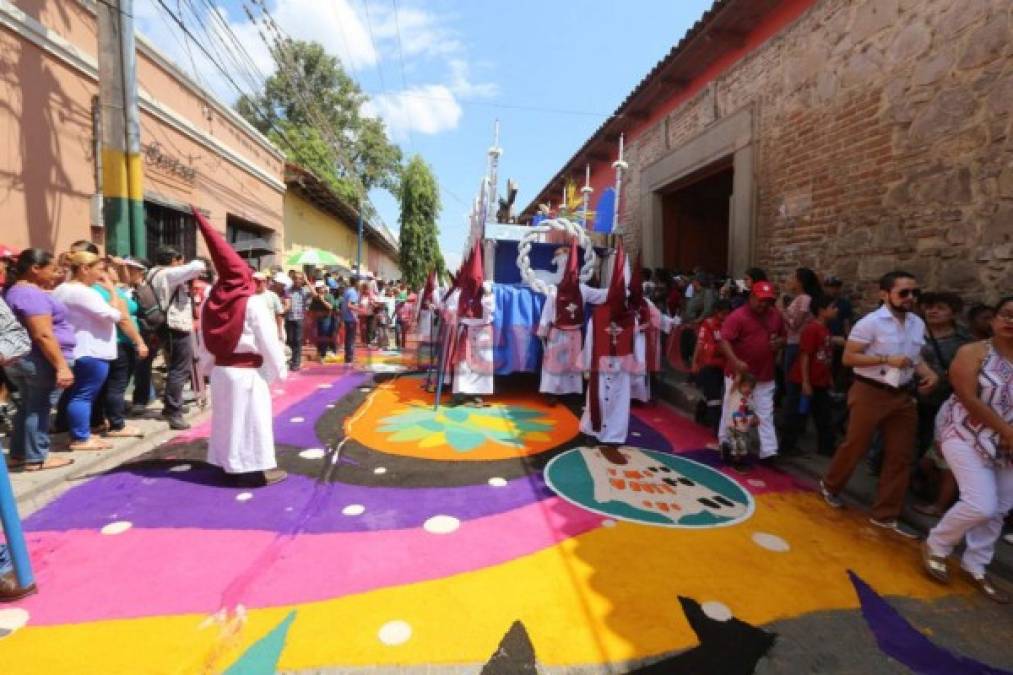 Color y tradición, las alfombras de aserrín que engalanan la Semana Santa (FOTOS)