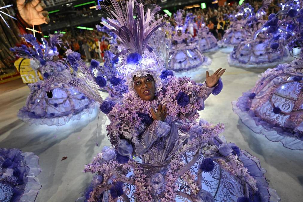 Arrancan los esperados desfiles de Río de Janeiro
