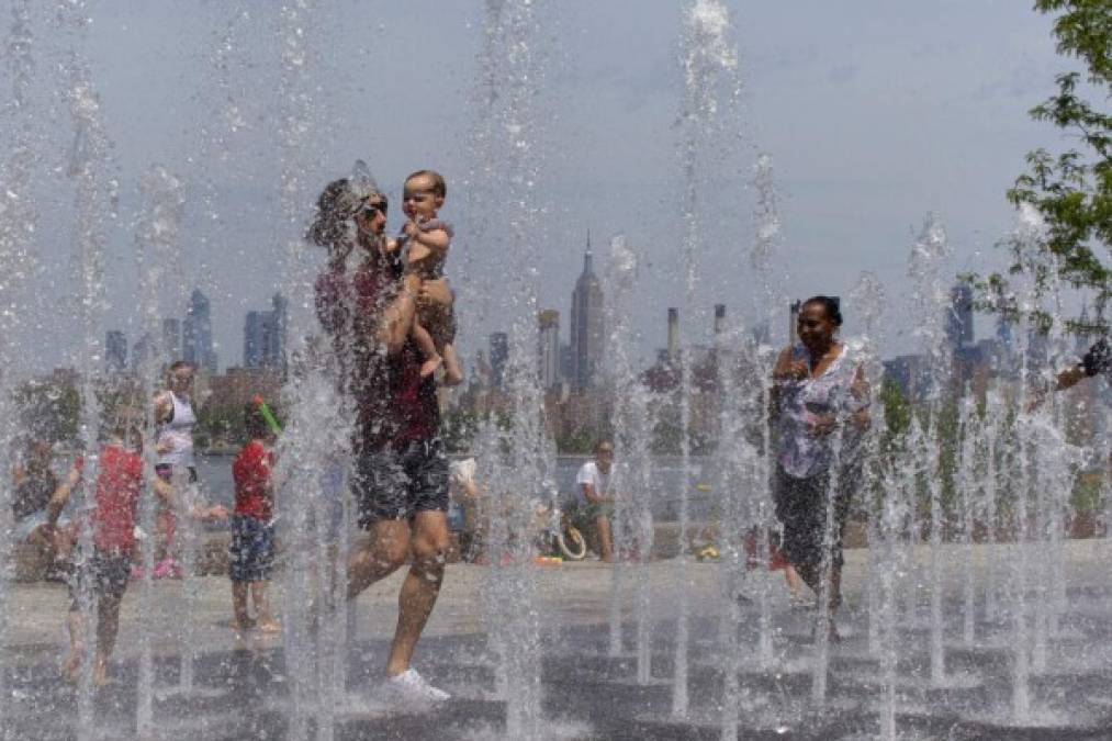 FOTOS: En ríos, balnearios o parques, estadounidenses se refrescan ante ola de calor